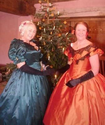 Jam Liddle Hulme and Anne Smithies of Arbeau historic dancers, in Victorian costume.